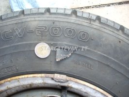 Il link porta ad un ingrandimento della foto della gomma che ci e' scoppiata durante un viaggio, c'e' una moneta da 2 euro per evidenziare la dimensione del taglio e della fuoriuscita del telo del pneumatico