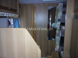 Il link porta ad un ingrandimento della foto dell'interno del nostro camper, si vede il frigorifero ed i letti a castello