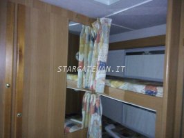 Il link porta ad un ingrandimento della foto dell'interno del nostro camper, si vedono i letti a castello