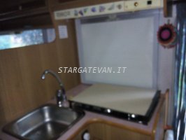 Il link porta ad un ingrandimento della foto dell'interno del nostro camper, si vede il lavandino e la zona cottura chiusa