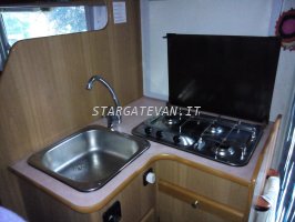 Il link porta ad un ingrandimento della foto dell'interno del nostro camper, si vede il lavandino e la zona cottura aperta