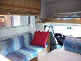 Il link porta ad un ingrandimento della foto dell'interno del nostro camper, si vede il divano/letto singolo