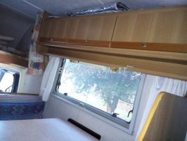 Il link porta ad un ingrandimento della foto dell'interno del nostro camper, si vedono i mobiletti sopra il tavolo/letto matrimoniale