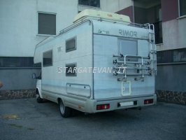 Il link porta ad un ingrandimento della foto del retro del nostro camper con la scaletta per salire sul tetto, il porta bici ed il govone sul tetto