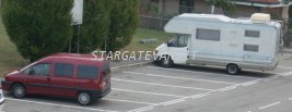 Il link porta ad un ingrandimento della foto panoramica da casa del posteggio dove si vede il nostro Fiat Scudo accanto al nostro Camper Europeo78, il camper e' proprio molto lungo