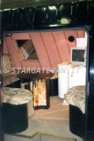 Ingrandimento foto dell'interno Stargate, si vede il tavolino aperto, il mobiletto ed il divano in broccato